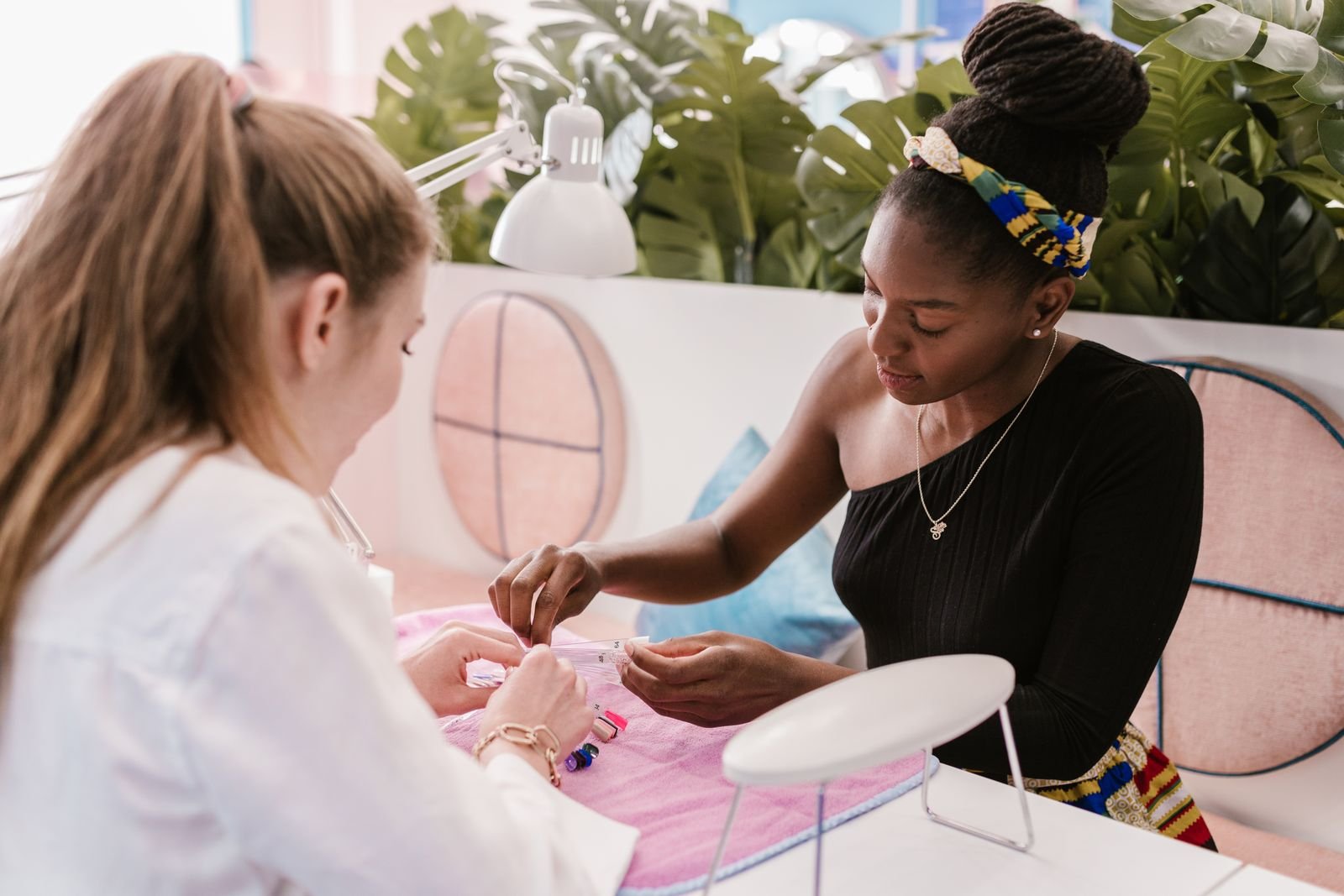 Mulher a receber um cuidado profissional de manicure
