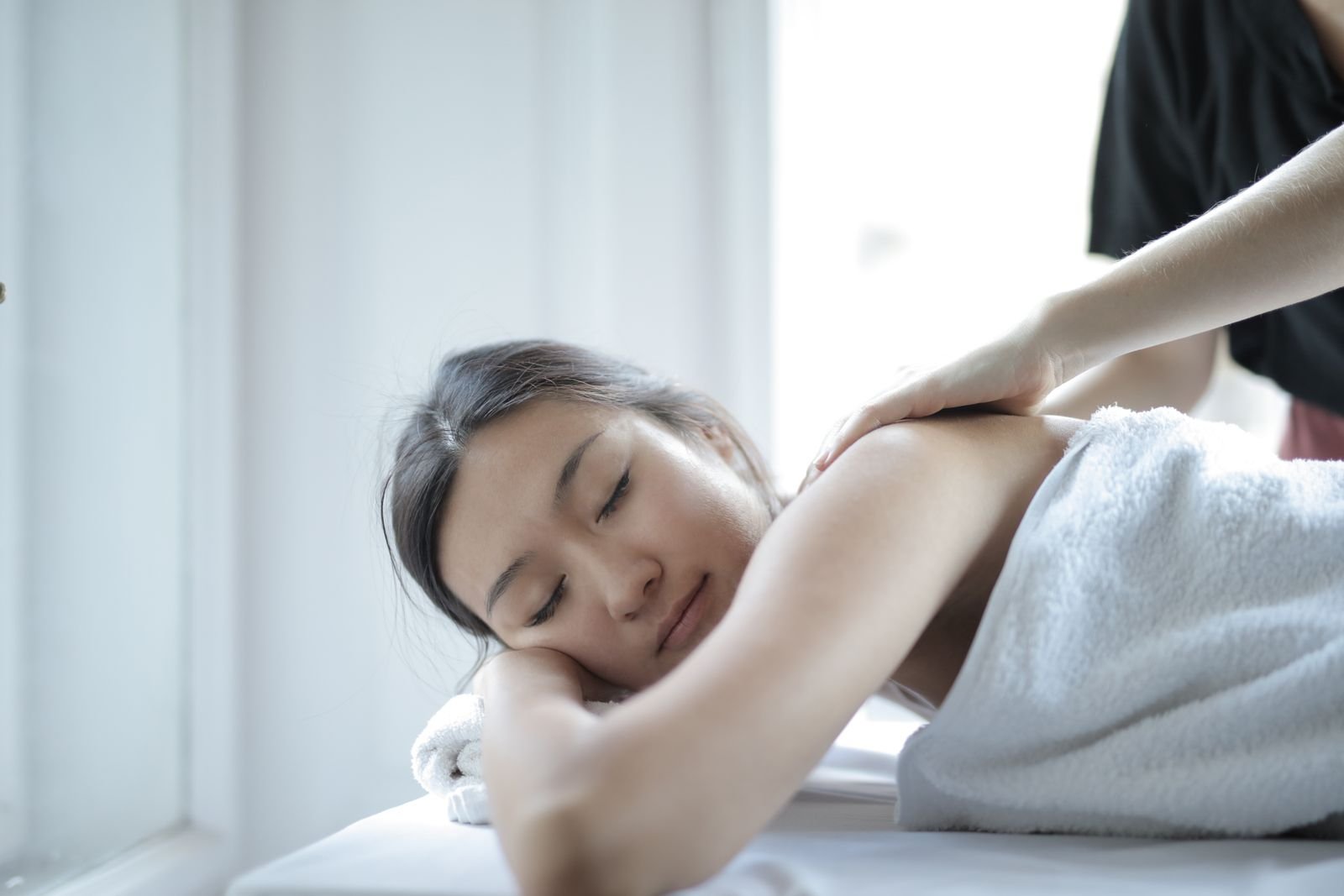 Mulher a receber uma massagem terapêutica profissional