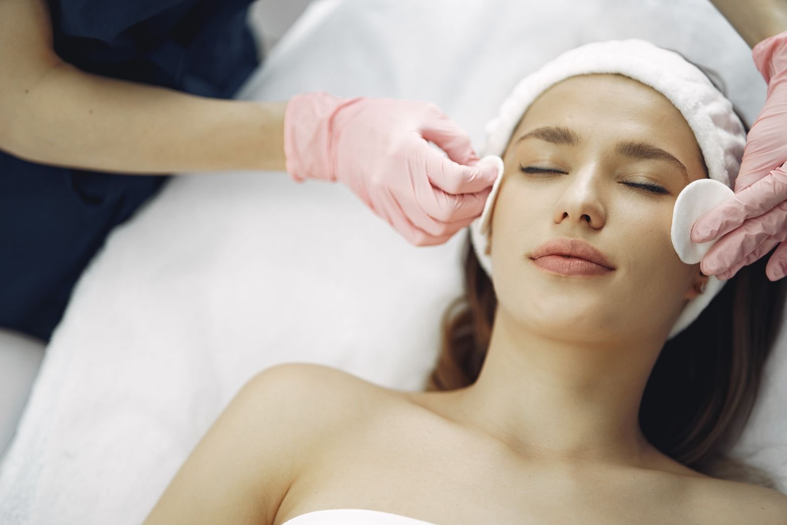 Mulher a receber um tratamento de estética facial